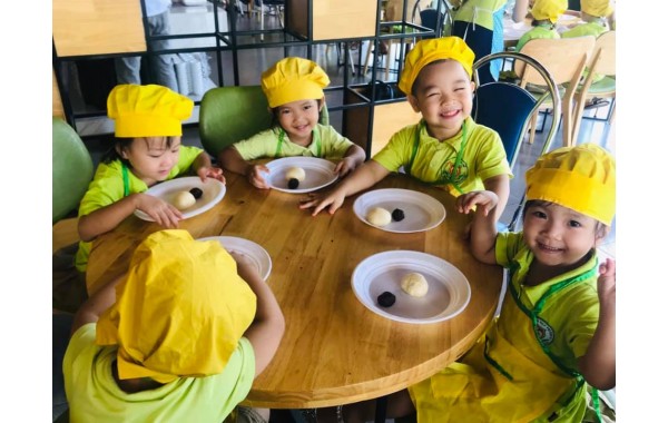 Bé tập làm bánh - Khối Cừu Chibi ngày 19/09